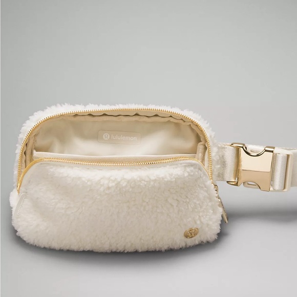 Lululemon Everywhere Belt Bag 1L Fleece, white opal/gold, NWT - Picture 5 of 6